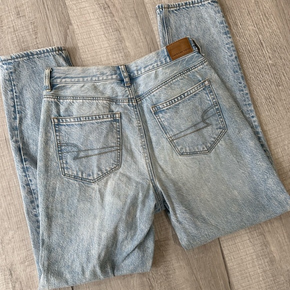 Like New American Eagle Light Wash Ripped Straight Leg Mom Jeans High Waist - Picture 6 of 6